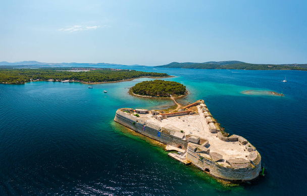 Luftpanorama über die Festung des Hl. Nikolaus, die sich am Eingang des Hl. Antonius-Kanals in der Nähe der Stadt Sibenik in Mitteldalmatien befindet, Kroatien. - Foto, Bild