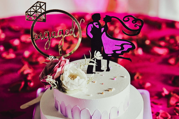 黒とピンクの色で花やシルエットとウェディングケーキ。婚約の瞬間。提案の招待状。愛と夫婦の象徴。バレンタインデー. - 写真・画像