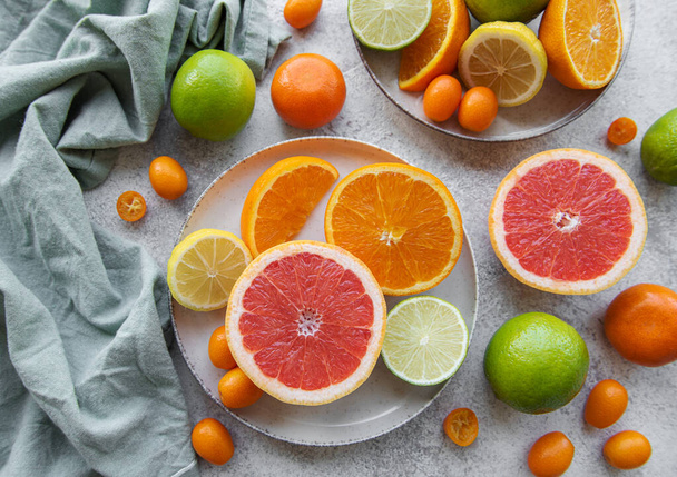 Nakrájené čerstvé citrusy na dřevěný stůl - Fotografie, Obrázek