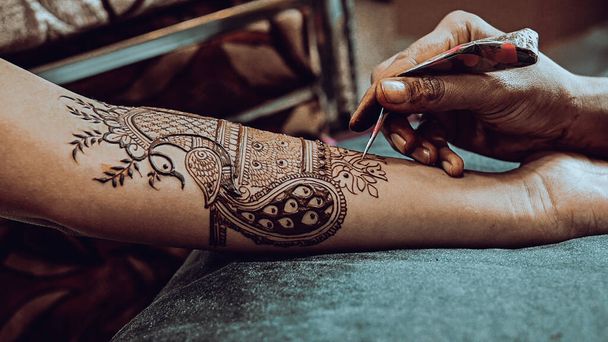 Генна татуювання застосовується до рук нареченої. Elegant Brown Colors of Henna Ink Традиційна церемонія Мехенді в Індії. - Фото, зображення