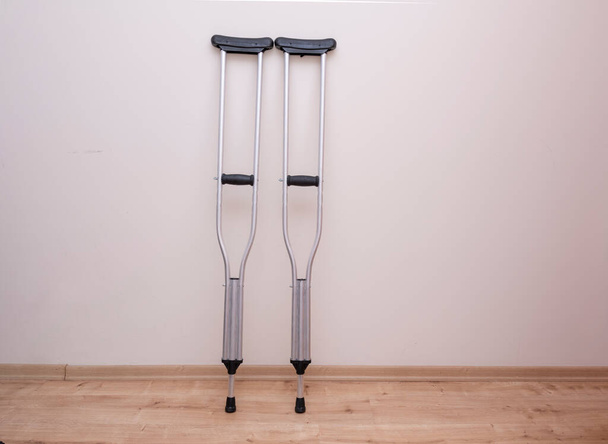 crutches in front of the wall, front view - 写真・画像