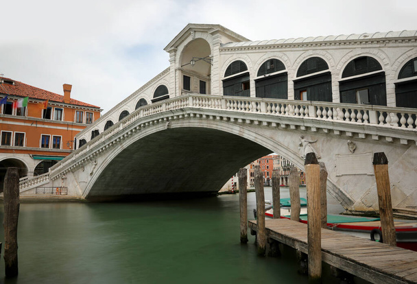 Puente de Rialto en Venecia con mucho tiempo de exposición sin personas durante el encierro en Italia - Foto, Imagen