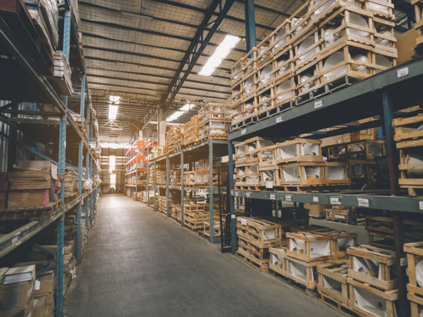 Blur Picture background of modern warehouse storage of retail shop .Warehouse interior with shelves rack for keep production material, pallets and boxes.貨物でいっぱいの空の倉庫. - 写真・画像