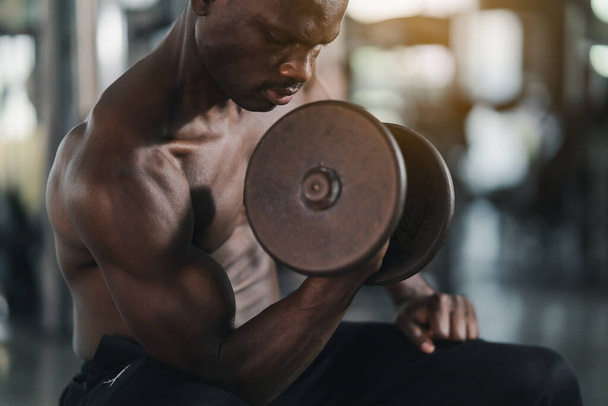 Afrikkalainen urheilu mies vahva lihas treenata liikuntaa painot käsipaino kuntosalilla kuntosalilla. Kehonrakennus urheilu mies kunto käsite. - Valokuva, kuva