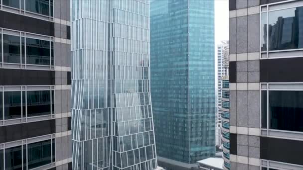 Volando entre rascacielos de cristal en el centro de una ciudad moderna. - Metraje, vídeo