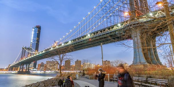 Vista nocturna del Puente de Manhattan desde Brooklyn. - Foto, imagen
