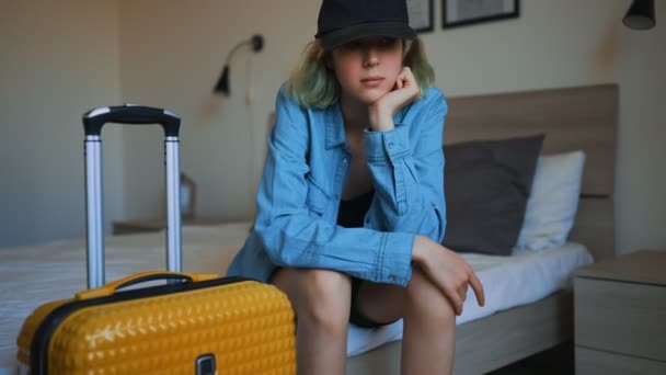Tiener meisje maakte zich klaar voor iedereen en wacht om te gaan op vakantie. - Video