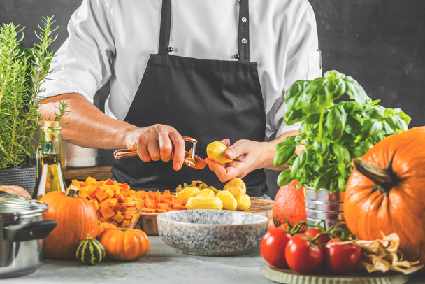 mid section of chef preparing fresh organic ingredients for pumpkin soup - Foto, afbeelding