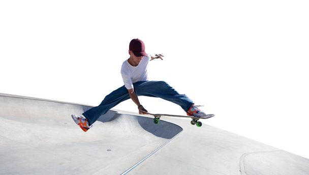 Skateboarder macht einen Trick isoliert auf weißem Hintergrund - Foto, Bild