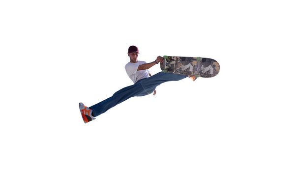 Skateboarder doet een truc geïsoleerd op witte achtergrond - Foto, afbeelding