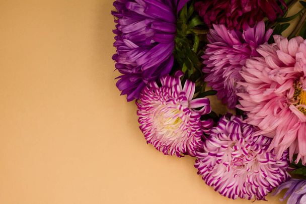 beautiful bouquet of flowers on a pink background - Foto, afbeelding