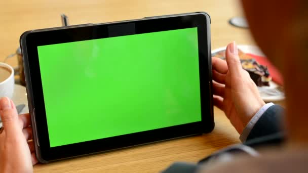 Nő dolgozik a tablet zöld képernyő kávézó - kávé és sütemény - Felvétel, videó