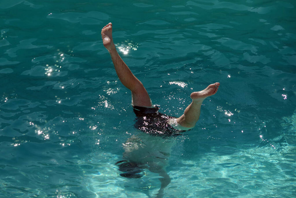 Un homme faisant de l'exercice sous-marin dans une piscine - Photo, image
