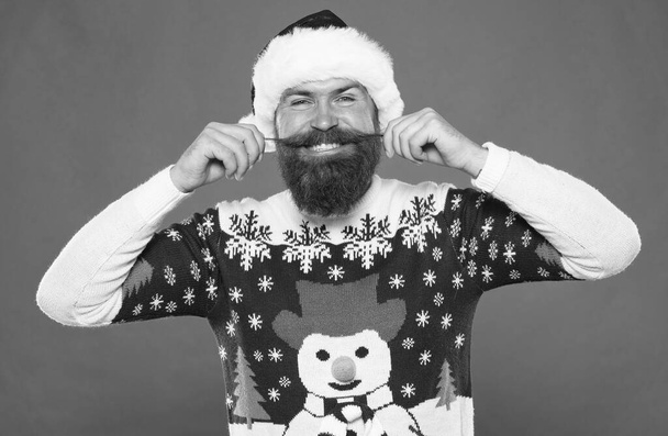 Christmas mood. new year party fun. celebrate winter holidays. merry christmas. man in funny knitted sweater. xmas shopping time. male winter fashion. happy bearded whiskered man in santa hat. - Zdjęcie, obraz