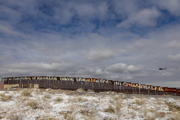 Snowy landscape of the wall that divides Mexico from the United States on the border between Ciudad Jurez and Paso Texas, - Photo, Image