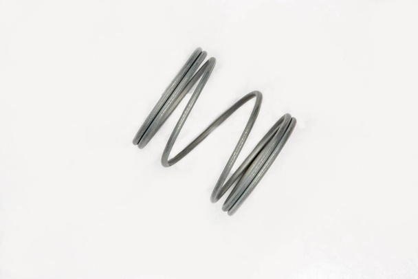 Metalen veer spoel close-up op wit - Foto, afbeelding