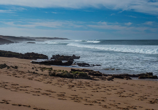 Veduta della spiaggia di sabbia vuota di Praia da Ilha do Pessegueiro con onde oceaniche e rocce taglienti e cllifs nella selvaggia costa di Rota Vicentina vicino a Porto Covo, Portogallo - Foto, immagini