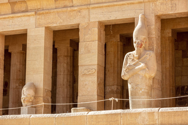 Άποψη του ναού του Χατσεπσούτ. Νεκροταφείο ναός του Φαραώ της δυναστείας Χατσεπσούτ. Jeser-Jeseru είναι ένα αριστούργημα της αρχαίας αιγυπτιακής αρχιτεκτονικής. Αγάλματα αρχαίων Αιγυπτίων Φαραώ και θεών. - Φωτογραφία, εικόνα