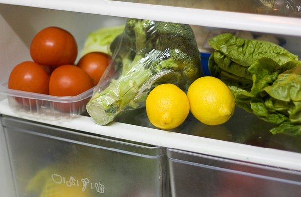 zöldségek a hűtőben. - Fotó, kép