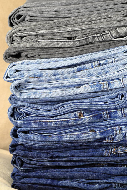 Stapel denim Blue jeans detail, patroon, textuur, Achtergrond van denim canvas. - Foto, afbeelding