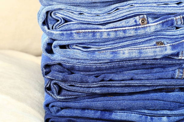 Pila de mezclilla Azul detalle jeans, patrón, textura, fondo de lona de mezclilla. - Foto, imagen