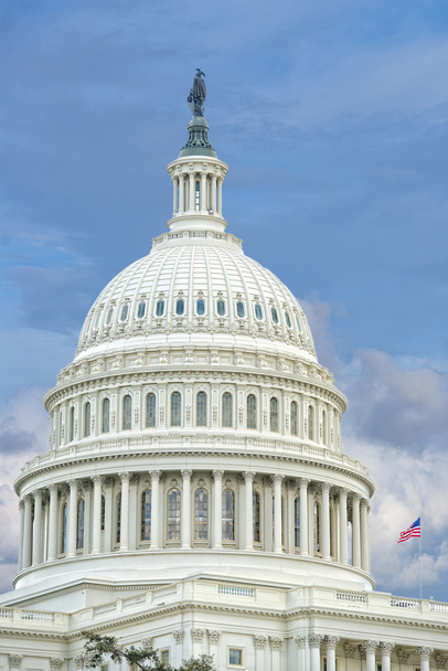 Вид Капитолия Вашингтона на облачное небо
 - Фото, изображение