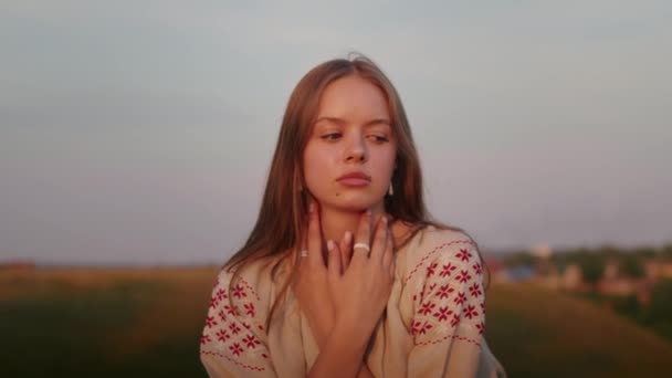 happy young woman enjoying the sunset, wearing traditional ukrainian clothes. lifestyle in Ukraine - Záběry, video