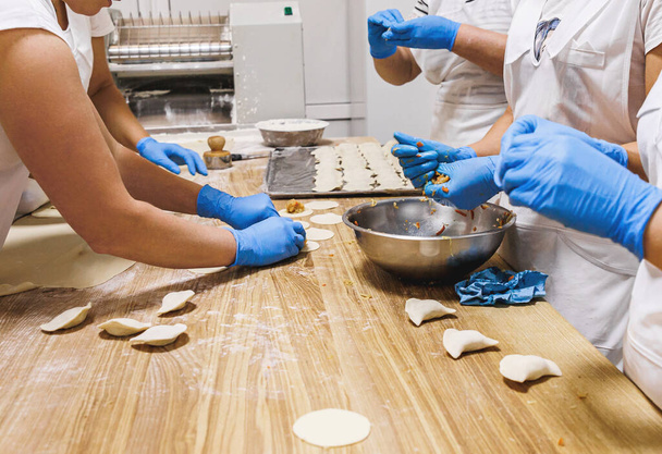 O processo de preparação de alimentos a partir de massa na cozinha. Foto de alta qualidade - Foto, Imagem