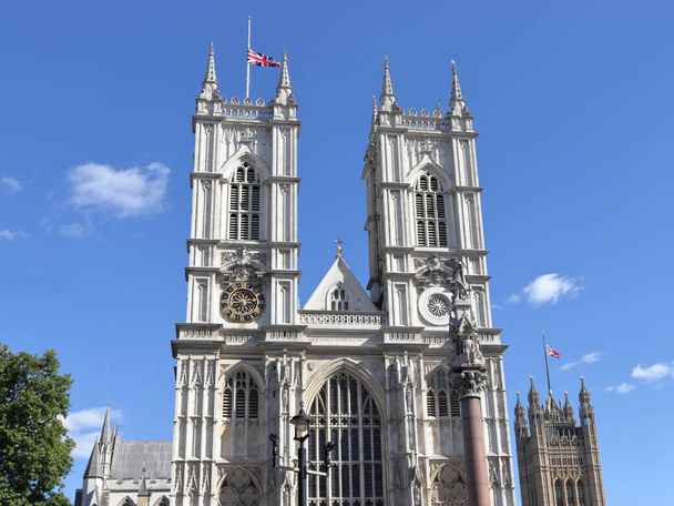 Bandeira da União que voa a meio mastro na Abadia de Westminster e na Torre Victoria em Londres, Reino Unido - Foto, Imagem