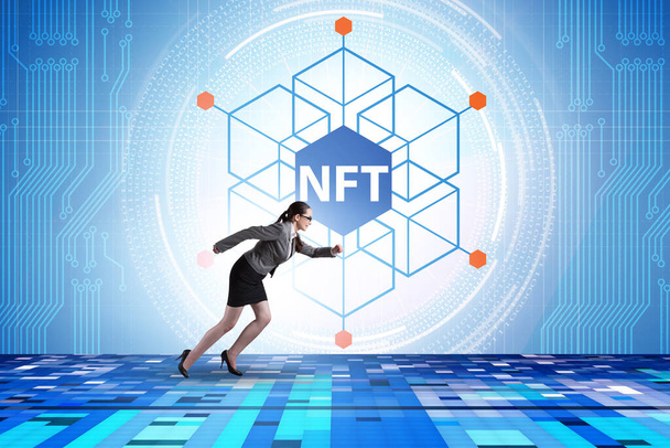 Üzletasszony az NFT nem helyettesíthető koncepciójában - Fotó, kép