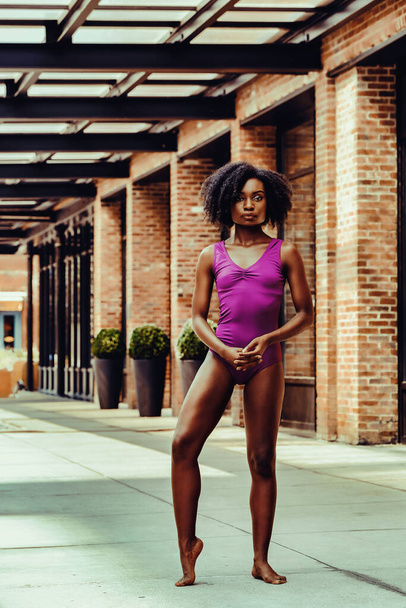 ballerina ballerina moderna in body all'aperto in strada urbana marciapiede muro di mattoni - Foto, immagini