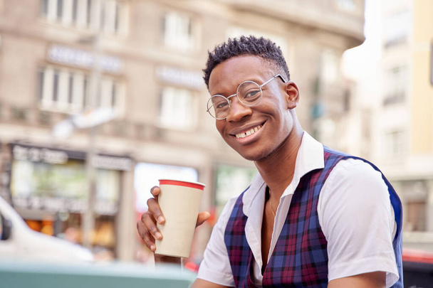 стильный мужчина, пьющий кофе на улице - Фото, изображение