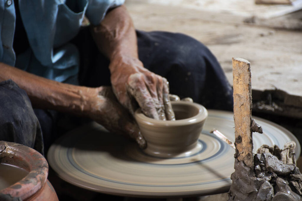 タイの職人技の技術者やプロの陶芸家は、機械加工彫刻手作りの陶器や工芸品の土器を使用して、タイのノンタブリにあるPak Kret島で展示販売しています。 - 写真・画像