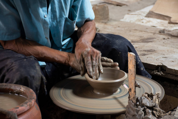 Thailändische Kunsthandwerkstechniker oder professionelle Töpfer verwenden maschinelle Arbeitsskulpturen, handgefertigte Keramik und Kunsthandwerk Töpferwaren zum Verkauf auf der Insel Koh Kret in der Stadt Pak Kret in Nonthaburi, Thailand - Foto, Bild
