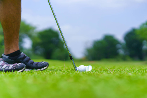 Golfista putt golfový míček do jamky na zelené na golfovém hřišti. - Fotografie, Obrázek