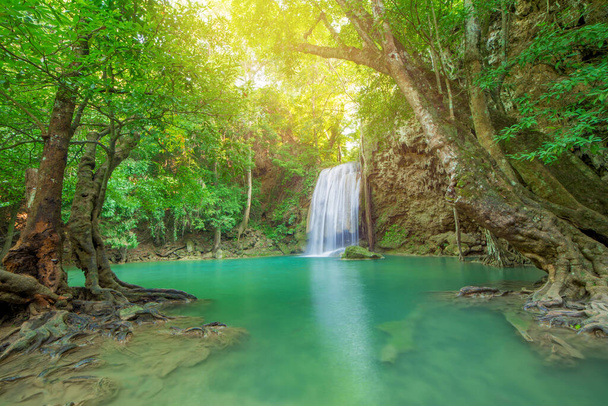Чудо Водопад в глубоком лесу на водопаде Эраван Национальный парк. - Фото, изображение