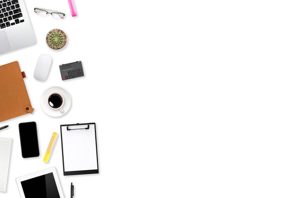 стол с ноутбуком, офисные принадлежности, чашка кофе, планшет и мобильный смартфон на белом фоне - Фото, изображение