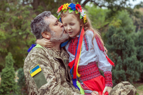 Malá ukrajinská holčička se setká s otcem z války. Ukrajina, konflikt, válka. - Fotografie, Obrázek