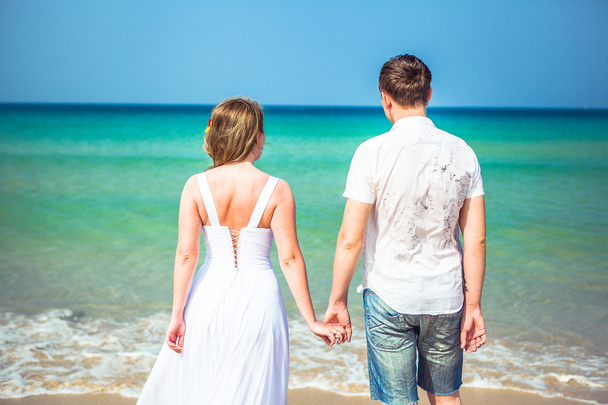 Amante casal em uma praia tropical contra o mar
 - Foto, Imagem