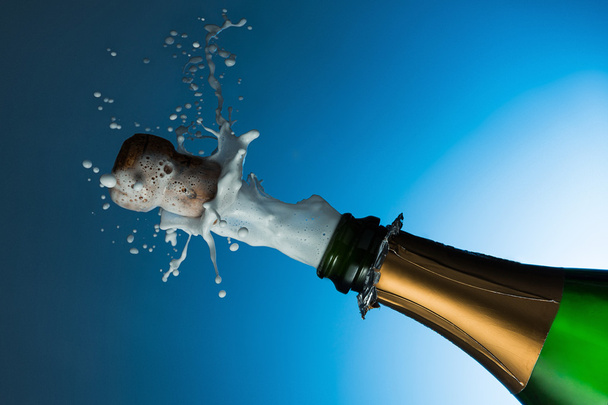 Corchos de champán estallando
 - Foto, Imagen