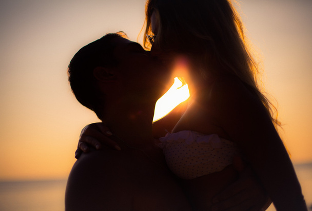 Feliz pareja amorosa en una playa tropical contra el mar
 - Foto, Imagen
