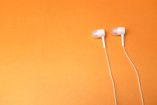 kopírovat prostor bílá sluchátka, sluchátka, sluchátka se sluchátky na izolovaném oranžovém pozadí - Fotografie, Obrázek
