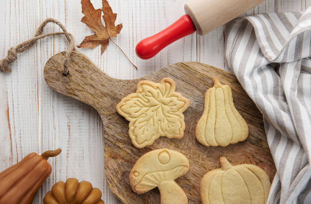 Cuisson d'automne. Cookies en forme de citrouille et feuilles sur la table. Concept d'automne confortable. - Photo, image
