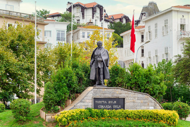Einer der Hauptplätze von Buyukada, oder Prinzeninsel, mit der Statue des Gründers der modernen Türkei, Mustafa Kemal Atatürk, vor dem Hintergrund traditioneller Häuser der Insel, Istanbul, Türkei - Foto, Bild