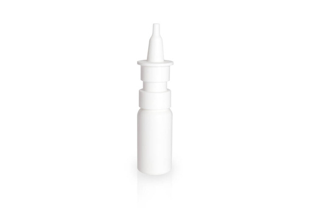 Bílá plastová nosní sprej láhev izolované na bílém pozadí. Nosní sprej, roztok slané vody pro léčbu přetížení nosu. Teče mi z nosu rýma. Volné místo, kopírovací prostor - Fotografie, Obrázek