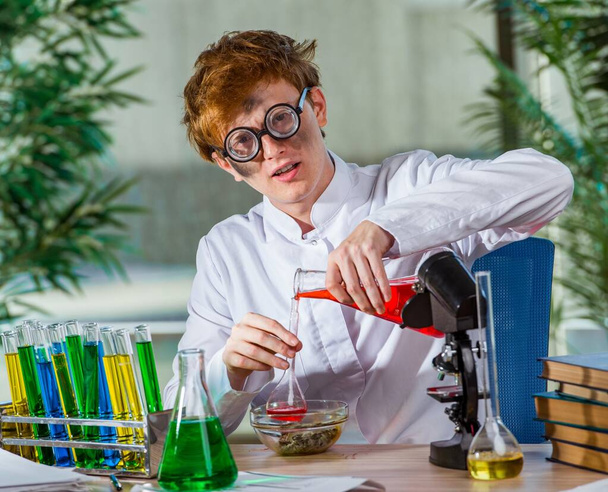 O jovem químico maluco que trabalha no laboratório
 - Foto, Imagem