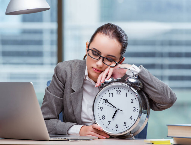 The businesswoman failing to meet her deadlines in business concept - Фото, изображение
