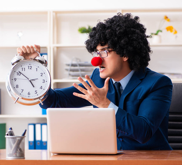 De jonge clown zakenman die in het kantoor werkt - Foto, afbeelding