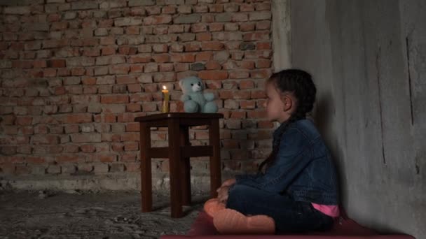 Ein kleines Mädchen in einem Luftschutzkeller während des Krieges zwischen der Ukraine und Russland. Kriegskinder. Schwierige Kindheit - Filmmaterial, Video