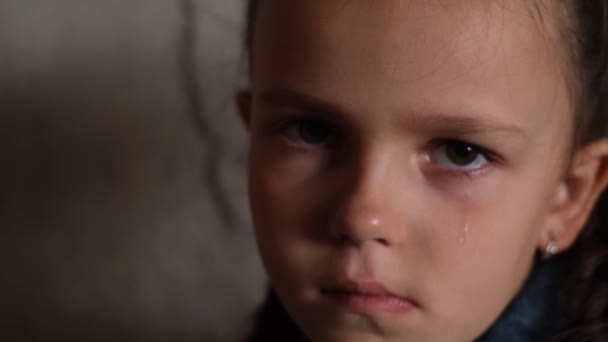 Retrato de un niño ucraniano llorando en el sótano durante el bombardeo de la ciudad. Guerra en Ucrania. Un refugio antibombas en el sótano. Niños asustados durante la guerra entre Ucrania y Rusia - Imágenes, Vídeo